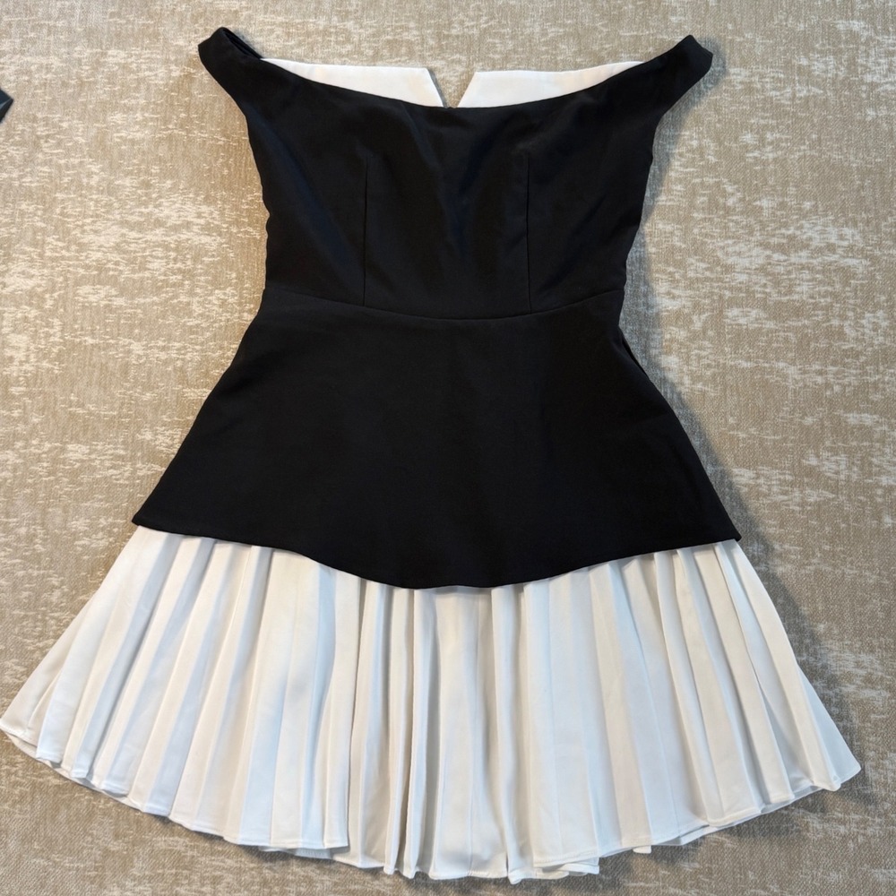 Vintage Black and White Pleated Skater Mini Dress V-Neck Sleeveless Preppy Mod